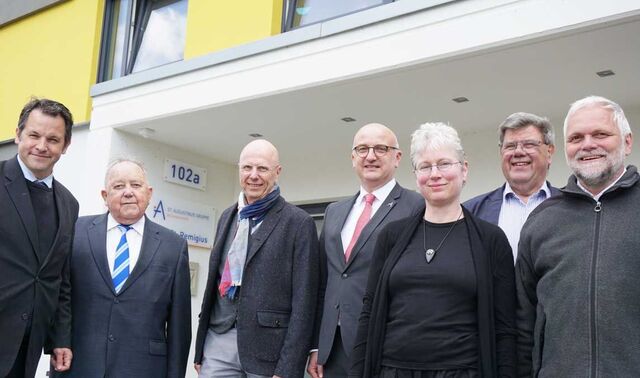 Gruppenbild von sechs Männern und einer Frau. Alle schauen in die Kamera.