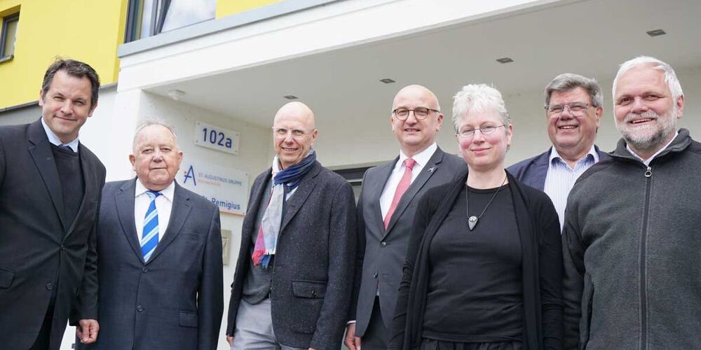 Gruppenbild von sechs Männern und einer Frau. Alle schauen in die Kamera.